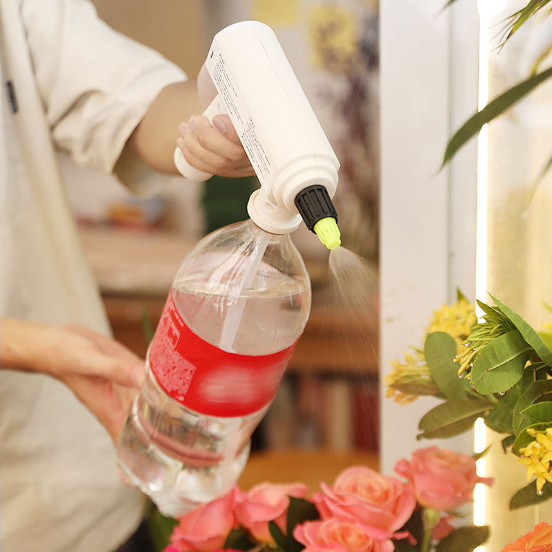 Electric sprayingand pouring dual-purpose spray bottle