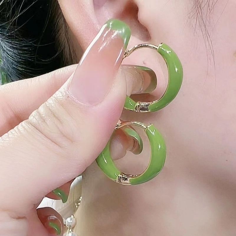 Elegant and fashionable hoop earrings