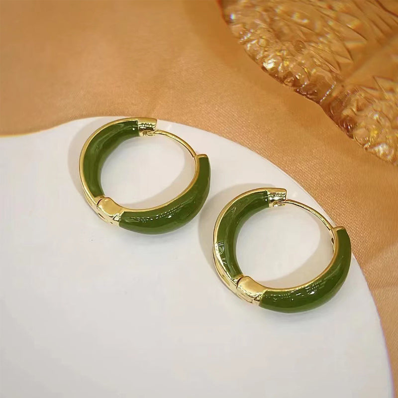 Elegant and fashionable hoop earrings