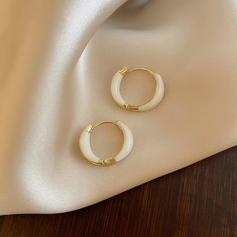 Elegant and fashionable hoop earrings